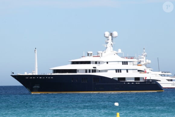 Michael Douglas et Catherine Zeta-Jones sur les côtes de Saint-Tropez le 18 juillet 2011 : ils séjournent sur un yacht luxueux