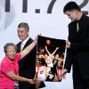 Yao Ming, le plus grand joueur chinois de basketball, a pris sa retraite en juillet 2011 après neuf saisons en NBA chez les Houston Rockets. Le 20 juillet 2011, il donnait une conférence de presse dans sa ville natale de Shanghai, entouré de sa femme Ye Li et de leur petite Yao Quinlei (Amy).