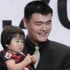 Yao Ming, le plus grand joueur chinois de basketball, a pris sa retraite en juillet 2011 après neuf saisons en NBA chez les Houston Rockets. Le 20 juillet 2011, il donnait une conférence de presse dans sa ville natale de Shanghai, entouré de sa femme Ye Li et de leur petite Yao Quinlei (Amy).