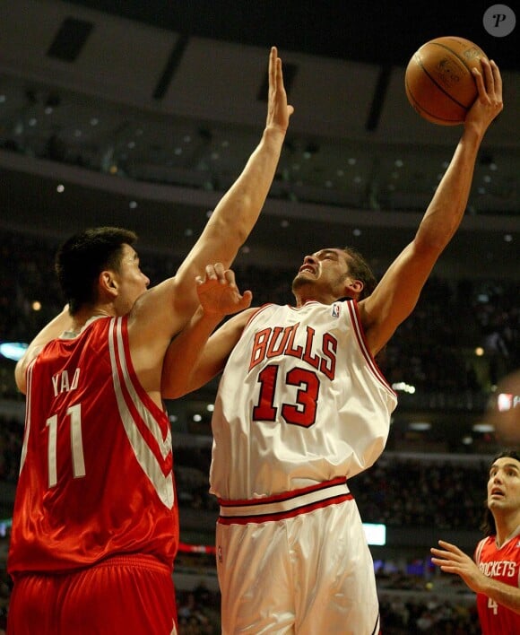Yao Ming, le plus grand joueur chinois de basketball, a pris sa retraite en juillet 2011 après neuf saisons en NBA chez les Houston Rockets.