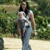 La princesse Josephine avec une nounou, au château de Caïx.
La famille royale danoise, en date du 18 juillet 2011, a investi sa résidence d'été du château de Caïx, en France, près de Cahors dans le Lot.