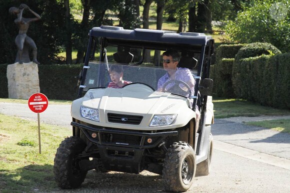 Le prince Frederik et le prince Christian de sortie...
La famille royale danoise, en date du 18 juillet 2011, a investi sa résidence d'été du château de Caïx, en France, près de Cahors dans le Lot.