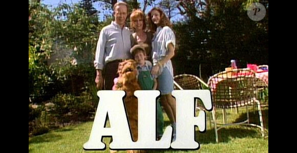 Alf, adorable extraterrestre, star de la série éponyme, entouré des quatre membres de la famille Tanner.