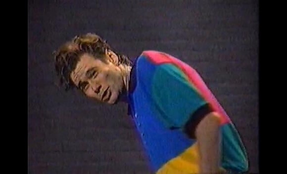 Extrait d'un spectacle de stand-up du grand Jim Carrey, "Comic Impressionist" (1991). Il incarne là James Dean