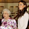 Kate Middleton et la reine Elizabeth II découvrent l'installation de la fameuse robe de mariée de la duchesse, au palais de Buckingham, le 22 juillet 2011.