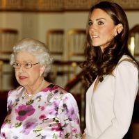 L'estivale Elizabeth II effrayée et déçue par l'exposition de la robe de Kate