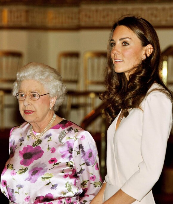 Kate Middleton et la reine Elizabeth II découvrent l'installation de la fameuse robe de mariée de la duchesse, au palais de Buckingham, le 22 juillet 2011.