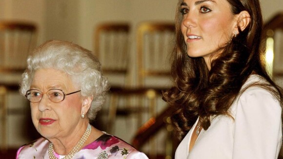 L'estivale Elizabeth II effrayée et déçue par l'exposition de la robe de Kate