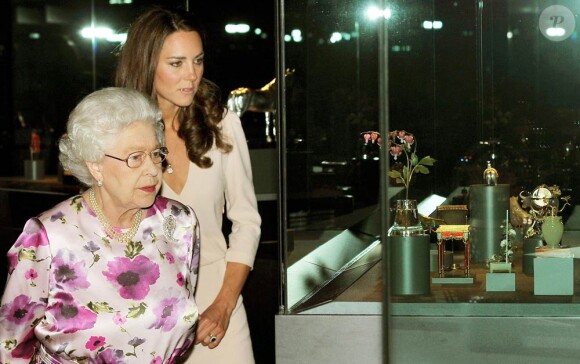 Kate Middleton et la reine Elizabeth II découvrent l'installation de la fameuse robe de mariée de la duchesse, au palais de Buckingham, le 22 juillet 2011.