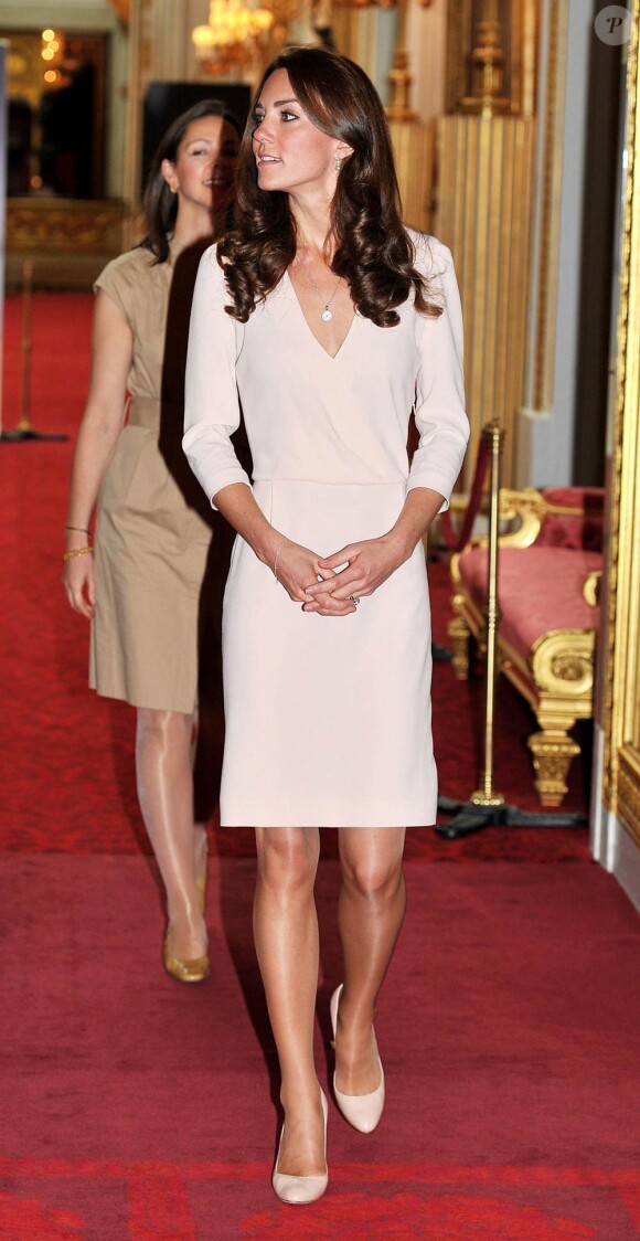 Kate Middleton découvre avec plaisir l'installation de sa fameuse robe de mariée, au palais de Buckingham, le 22 juillet 2011.