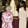 Kate Middleton et la reine Elizabeth II découvrent la pièce montée du mariage du siècle, au palais de Buckingham, le 22 juillet 2011.