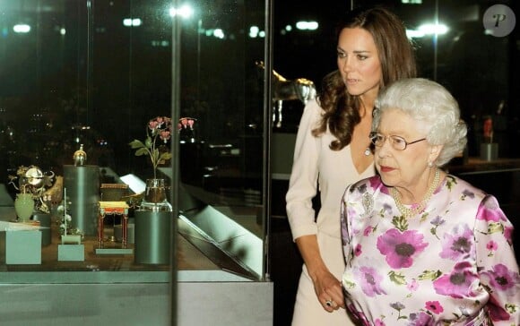 Kate Middleton et la reine Elizabeth II découvrent l'installation de la  fameuse robe de mariée de la duchesse, au palais de Buckingham, le 22  juillet 2011.