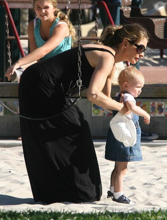 Rebecca Gayheart et sa fille Billie-Beatrice dans un parc de Los Angeles le 22 juin 2011 alors que son mari est en cure de réhabilitation