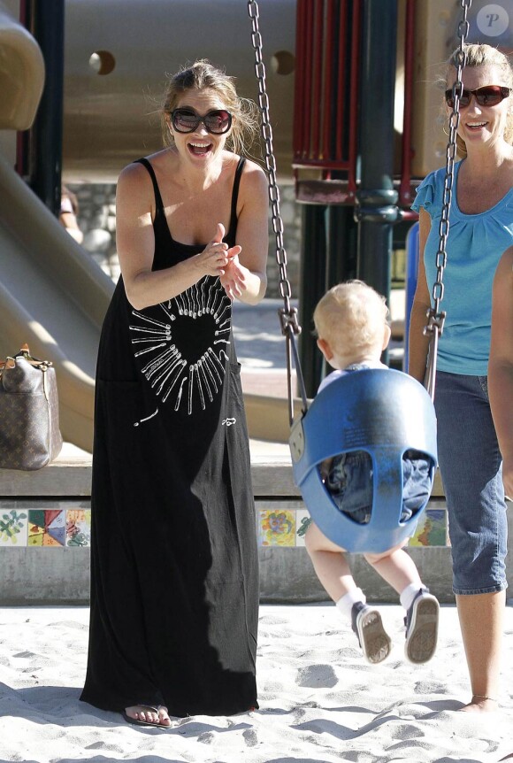 Rebecca Gayheart et sa fille Billie-Beatrice dans un parc de Los Angeles le 22 juin 2011 alors que son mari est en cure de réhabilitation