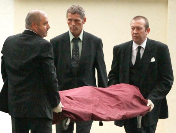 Le corps d'Amy Winehouse est transporté de son appartement à Camden Town à Londres, où elle a été retrouvée morte le 23 juillet 2011