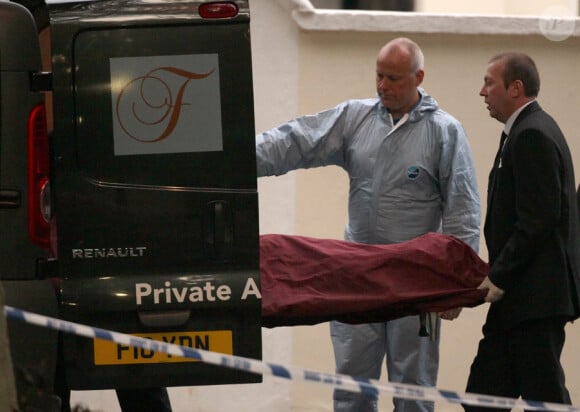 Le corps d'Amy Winehouse est transporté de son appartement à Camden Town à Londres, où elle a été retrouvée morte le 23 juillet 2011