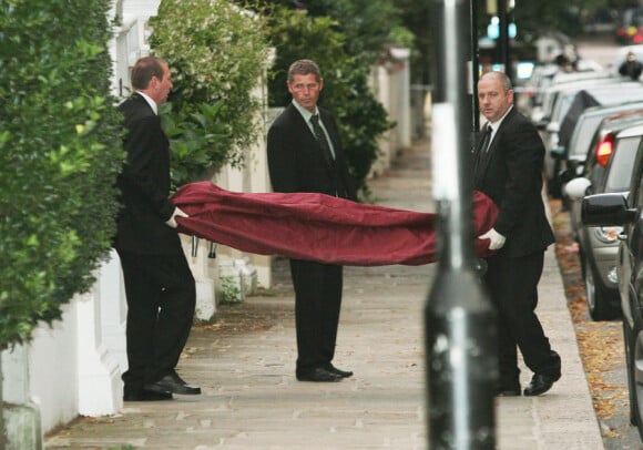 Le corps d'Amy Winehouse, morte le 23 juillet 2011 est transporté hors de son appartement de Camden Town à Londres