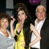 La  statue en cire d'Amy Winehouse avec ses parents, Mitch et Janis