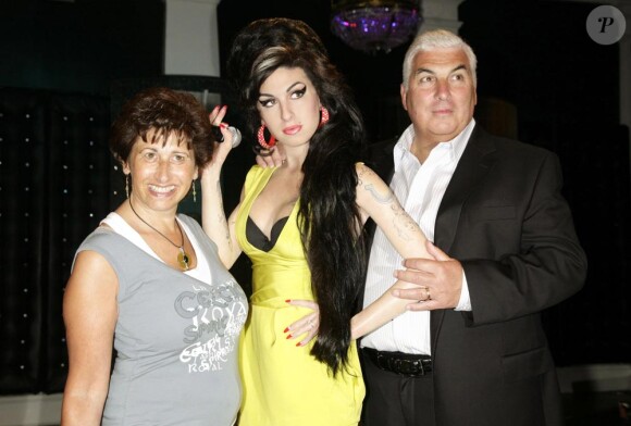 La statue en cire d'Amy Winehouse avec ses parents, Mitch et Janis