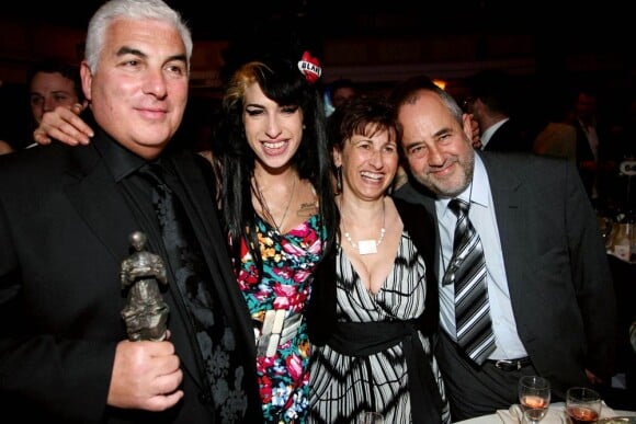Amy Winehouse et ses parents Mitch et Janis à Londres en 2008