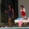 Alicia Keys avec famille et amis au bord d'une piscine privée aux environs de Miami le 23 juillet 2011 sous un franc soleil