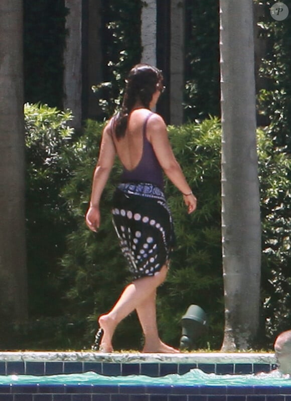 Alicia Keys sort toute habillée de la piscine privée aux environs de Miami le 23 juillet 2011 sous un franc soleil