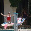 Alicia Keys fait de la piscine avec une amie au bord d'une piscine privée aux environs de Miami le 23 juillet 2011 sous un franc soleil