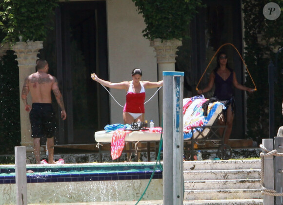 Alicia Keys fait de la piscine avec une amie au bord d'une piscine privée aux environs de Miami le 23 juillet 2011 sous un franc soleil