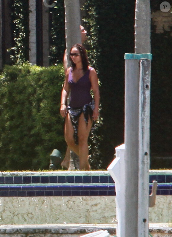 Alicia Keys avec famille et amis au bord d'une piscine privée aux environs de Miami le 23 juillet 2011 sous un franc soleil