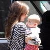 Miranda Kerr ne lâche pas une seule seconde son beau bébé des yeux, même pour sortir de sa voiture alors qu'elle rend visite à une amie à Santa Barbara le 23 juillet 2011