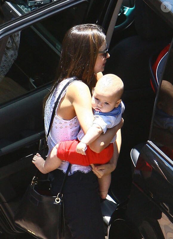 Miranda Kerr et son adorable bébé le 14 juillet pour visiter une amie.