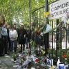 A Camden Square le 25 juillet, devant l'appartement d'Amy Winehouse où a été retrouvé son corps sans vie samedi 23 juillet 2011, les témoignages de chagrin se multiplient.