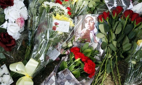 A Camden Square, devant l'appartement d'Amy Winehouse le 25 juillet 2011, les témoignages de chagrin se multiplient.