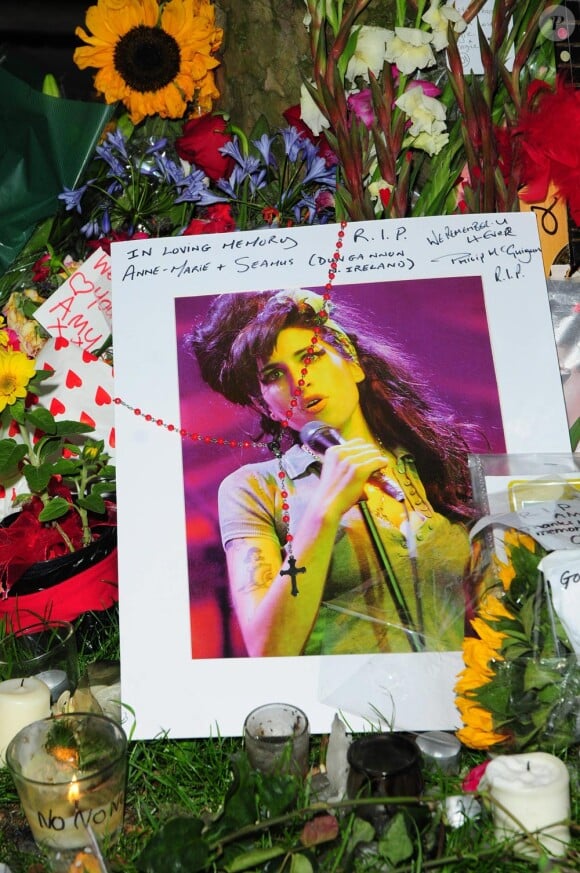 Hommages devant l'appartement d'Amy Winehouse