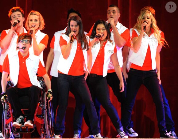 Lea Michele et le casting Glee sur scène à Los Angeles, le 28 mai 2011.