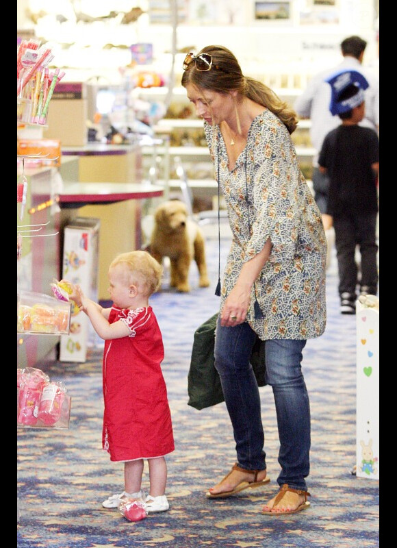 Rebecca Gayheart et sa fille Billie Beatrice font quelques achats dans un magasin de jouets à Los Angeles, le 29 juillet 2011.