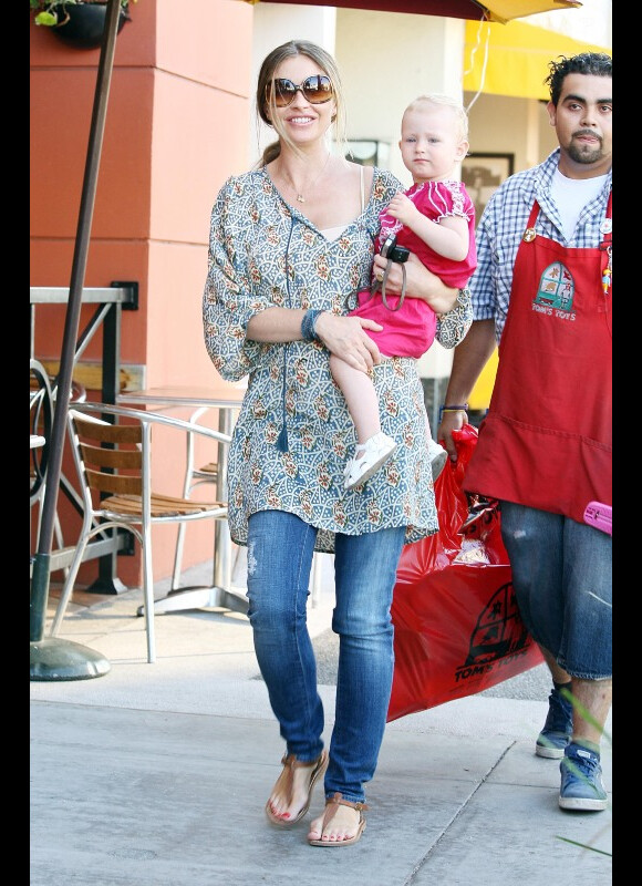 Rebecca Gayheart et sa fille Billie Beatrice sortent d'un magasin de jouets de Los Angeles, le 29 juillet 2011.