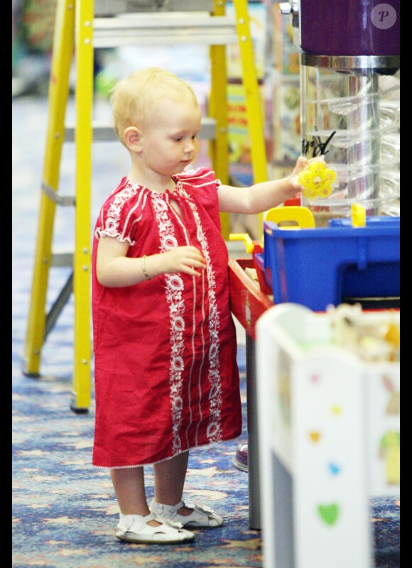 Billie Beatrice, la fille de Rebecca Gayheart et Eric Dane, s'amuse dans un magasin de jouets, à Los Angeles le 29 juillet 2011.