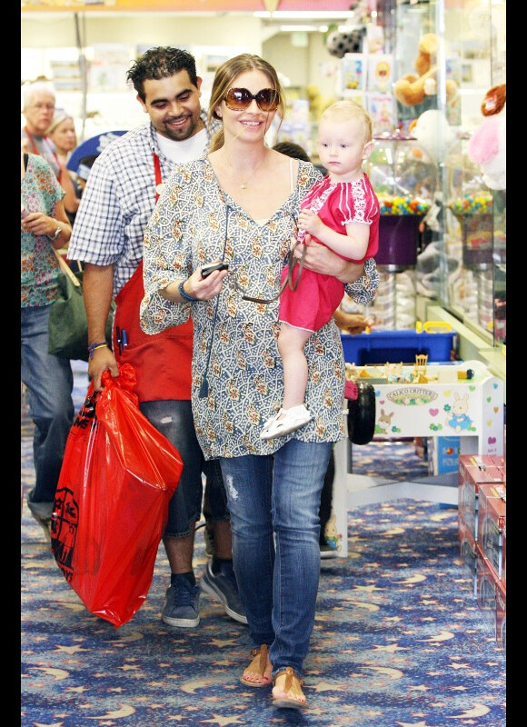 Rebecca Gayheart et sa fille Billie Beatrice font du shopping à Los Angeles, le 29 juillet 2011.