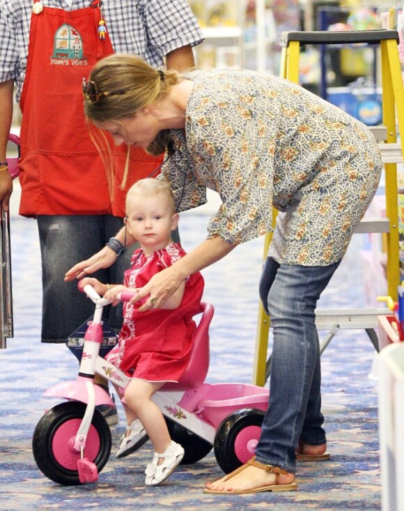 Billie Beatrice, la fille de Rebecca Gayheart, essaye un tricycle à Los Angeles, le 29 juillet 2011.