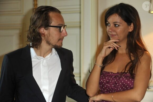 Lorànt Deutsch et son épouse Marie-Julie Baup, à Paris, en juin 2010.
