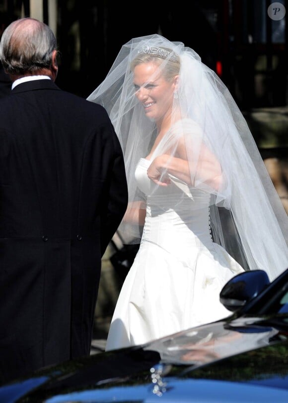 La mariée Zara Phillips arrive avec son papa à l'église en vue de se marier avec son fiancé Mike Tindall, à Edimbourg, le 30 juillet 2011.