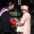La reine Elizabeth II arrive au mariage de Zara Phillips et de Mike Tindall, à Edimbourg, le 30 juillet 2011.
