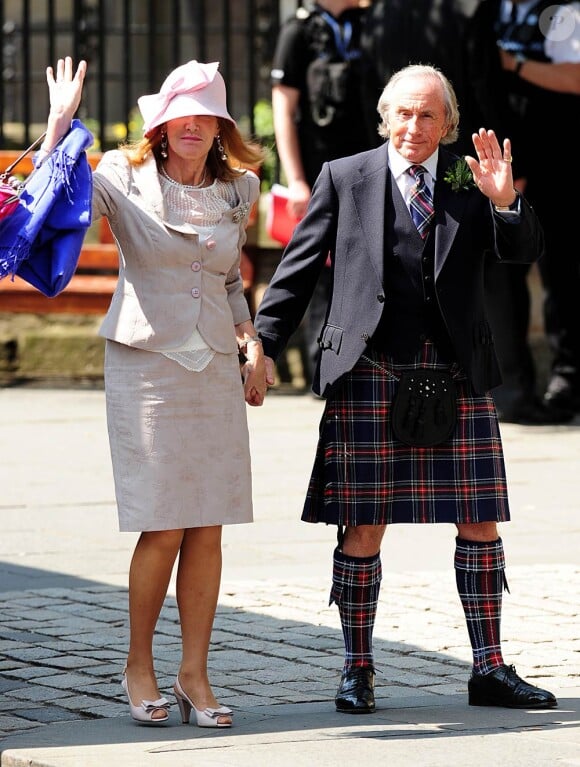 Jackie Stewart et son épouse Alexandra arrivent au mariage de Zara Phillips et de Mike Tindall, à Edimbourg, le 30 juillet 2011.