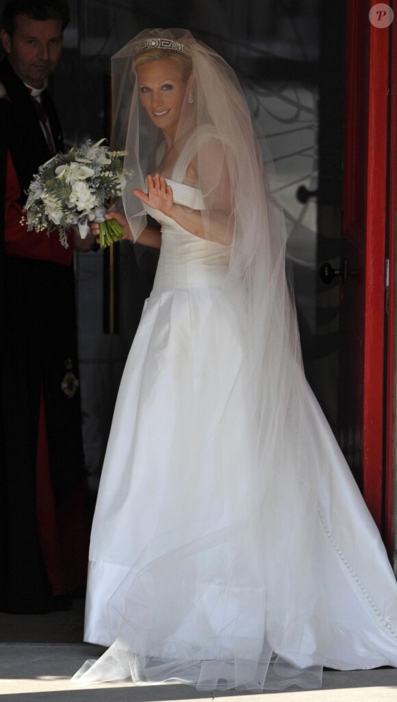 Zara Phillips salue la foule avant de se marier avec Mike Tindall, à Édimbourg le 30 juillet 2011.