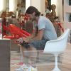 Paolo Maldini s'ennuirait-il pendant que son épouse Adriana Fossa et leurs fils Christian et Daniel font du shopping à Miami le 21 juillet 2011 ? 
