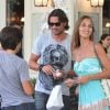 Paolo Maldini, ancienne star italienne du foot, et sa famille font du shopping à Miami le 21 juillet 2011