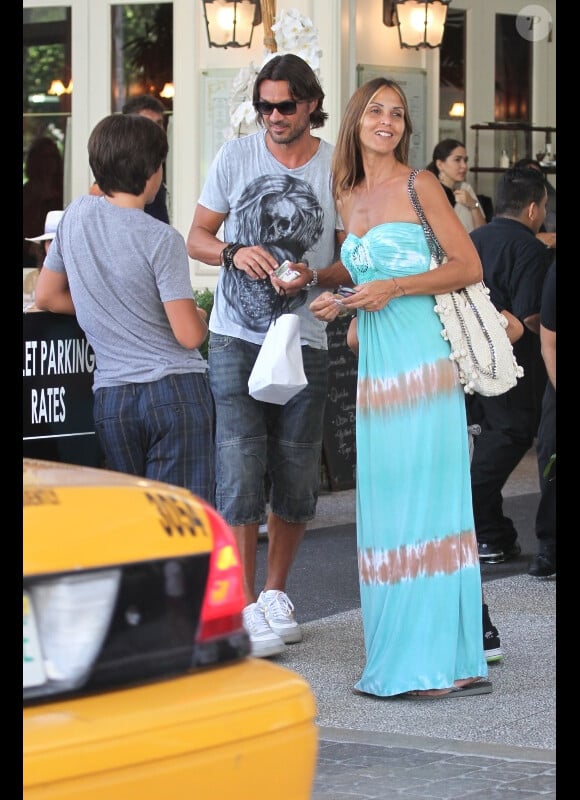 Paolo Maldini, ancienne star italienne du foot, et sa famille font du shopping à Miami le 21 juillet 2011