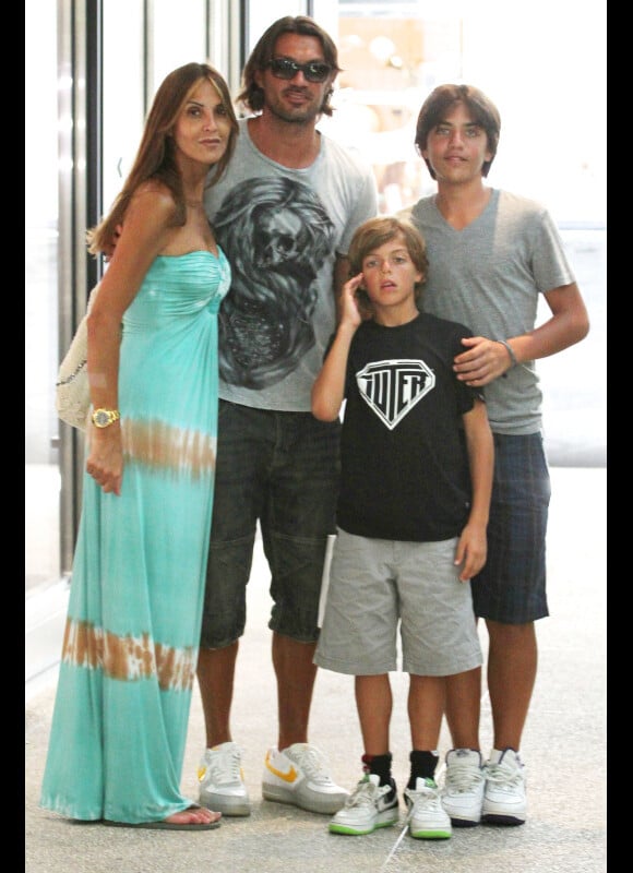 Paolo Maldini, ancienne star italienne du foot, son épouse Adriana Fossa et leurs fils Christian et Daniel font du shopping à Miami le 21 juillet 2011