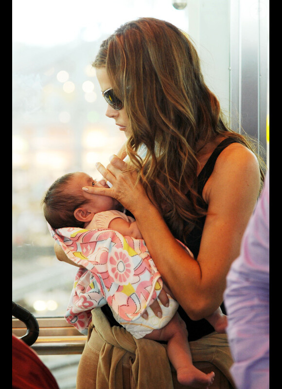 Denise Richards à l'aéroport de New York avec son bébé Eloise et ses deux filles Lola et Sam le 30 juillet 2011